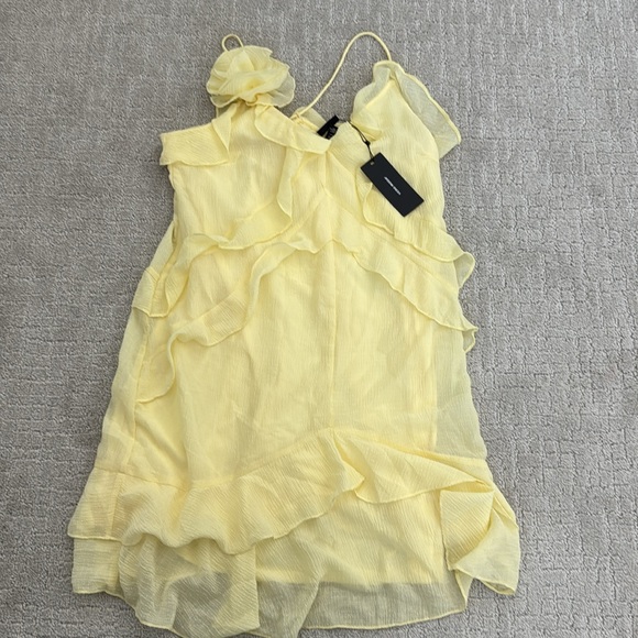 NWT NEW Vero Moda Marie Ruffle Dress in Mellow Yellow rosette appliqué plunge - Picture 2 of 10